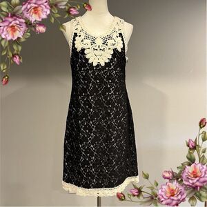 Karen Kane  Black/Ivory Muti-Lace/Crochet Shift Dress, size M Medium‎
